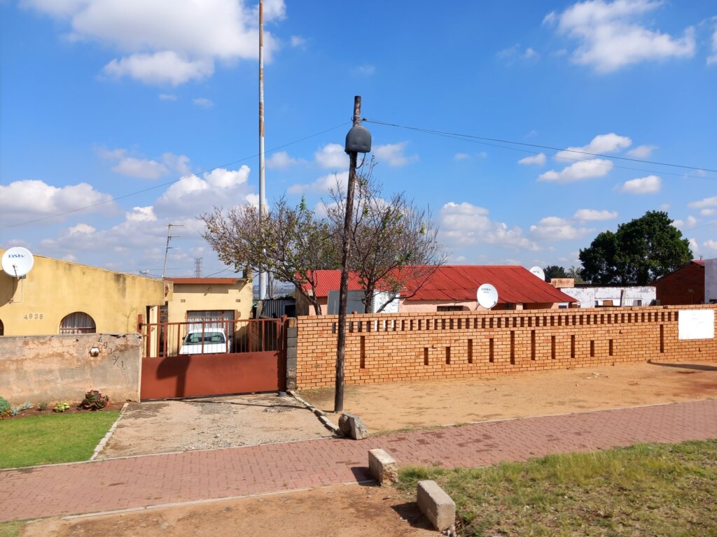 This image shows brick-buoilt houses behind garden walls - the homes of doctors, lawyers and other professionals